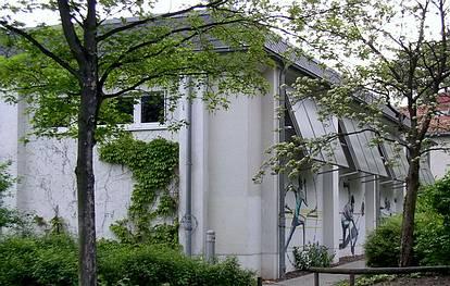 Franzensbader Str. 16 / Reinerzstr.  -  Kurt-Weiß-Sporthalle - (C) Peter Hahn fotoblues