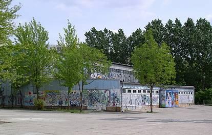 Teterower Ring 79  -  Grundschule an der Wuhle - (C) Peter Hahn fotoblues