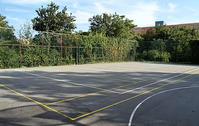 Tennisplatz in der Grünanlage am Sportplatz - (C) Peter Hahn fotoblues